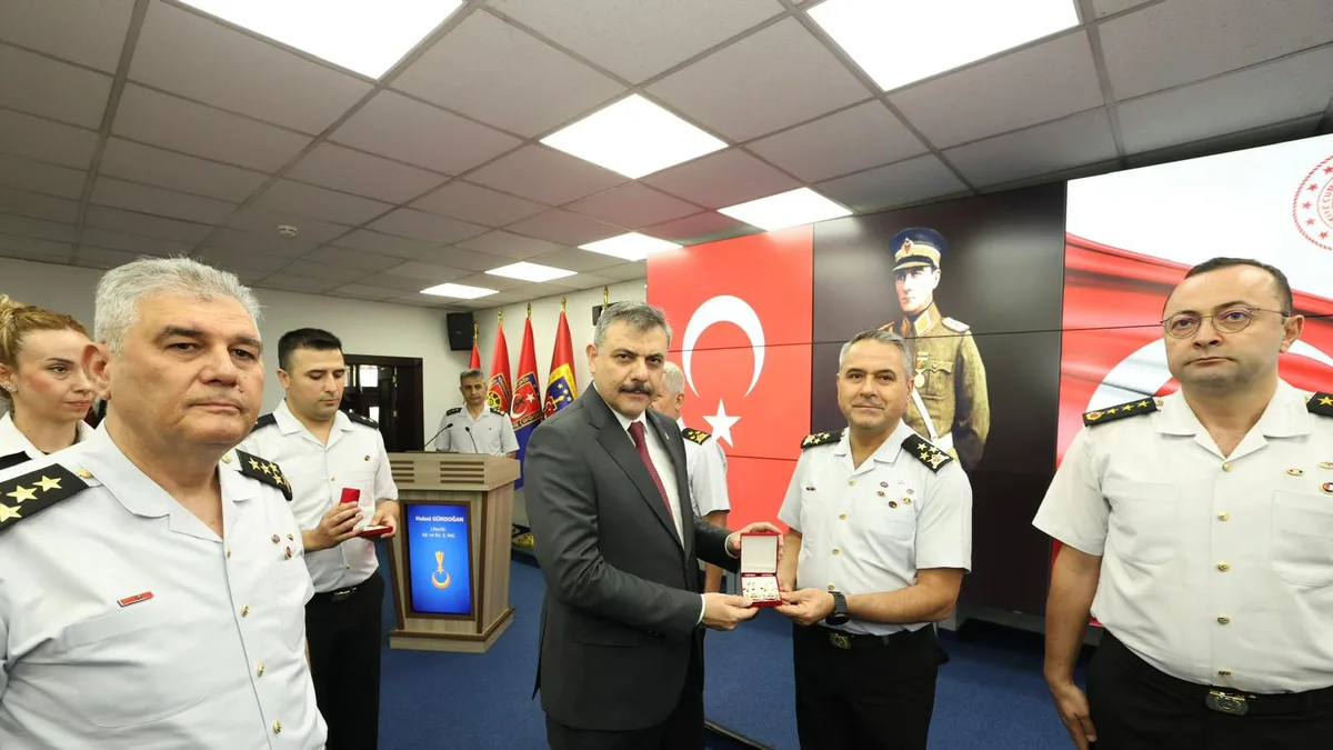 Jandarma Genel Komutanlığımızın Rütbe Terfi Töreni'ne katılarak, bir üst rütbeye terfi eden kıymetli personelimize yeni rütbelerini takdim ettik.