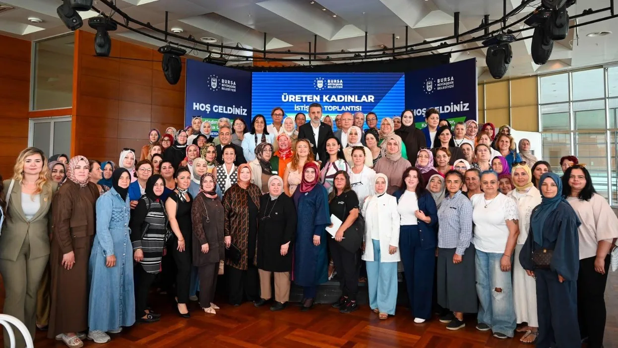 “Kadın Üretiyor, Bursa Güçleniyor” temalı Üreten Kadınlar İstişare Toplantısı’nın ardından katılımcılar toplu hatıra fotoğrafı çektirdi.