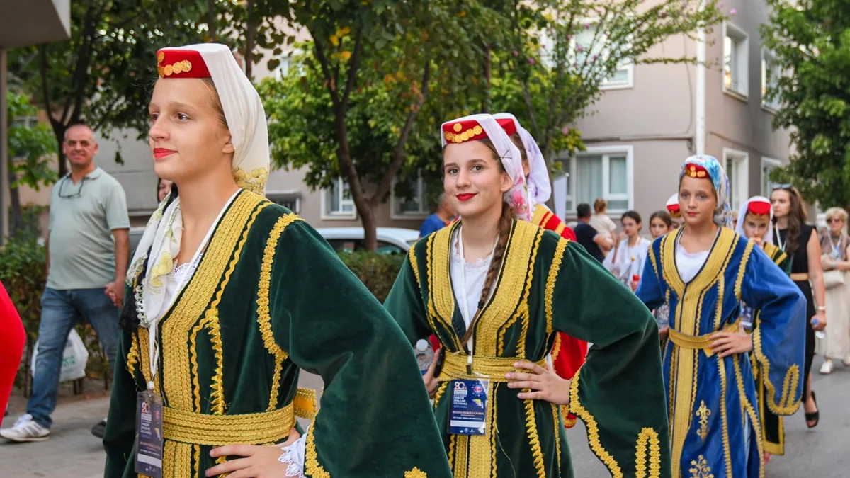 NAKEM Balkan Festivali kortejinde Osmangazi Belediyesi halk dansları ekipleri, yöresel kıyafetleri ve bayraklarıyla Zafer Mahallesi sokaklarında yürüdü.