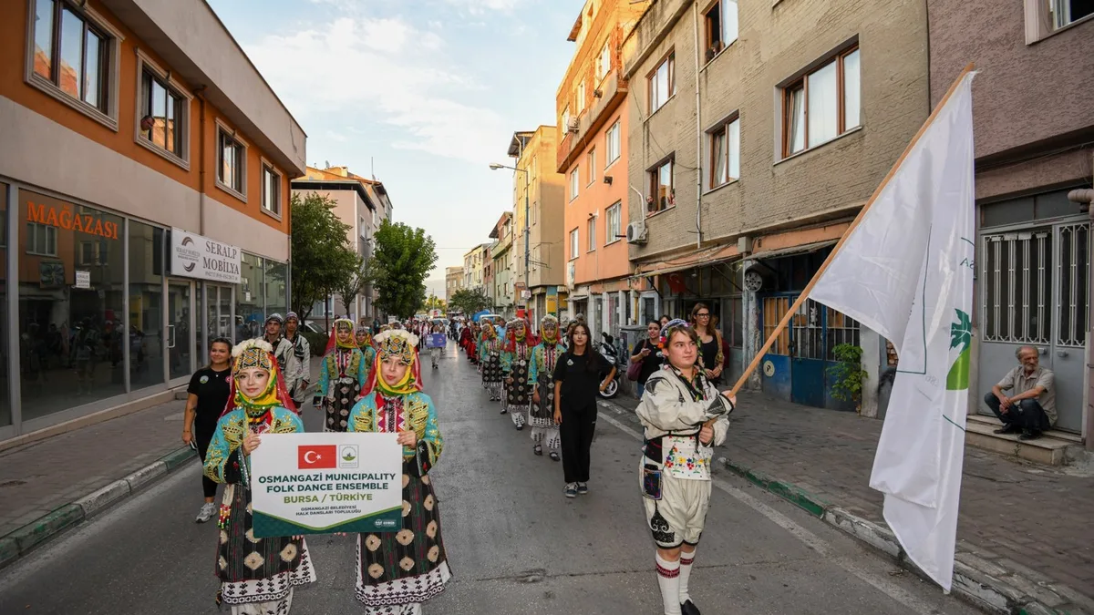 NAKEM Balkan Festivali kortejinde Osmangazi Belediyesi halk dansları ekipleri, yöresel kıyafetleri ve bayraklarıyla Zafer Mahallesi sokaklarında yürüdü.