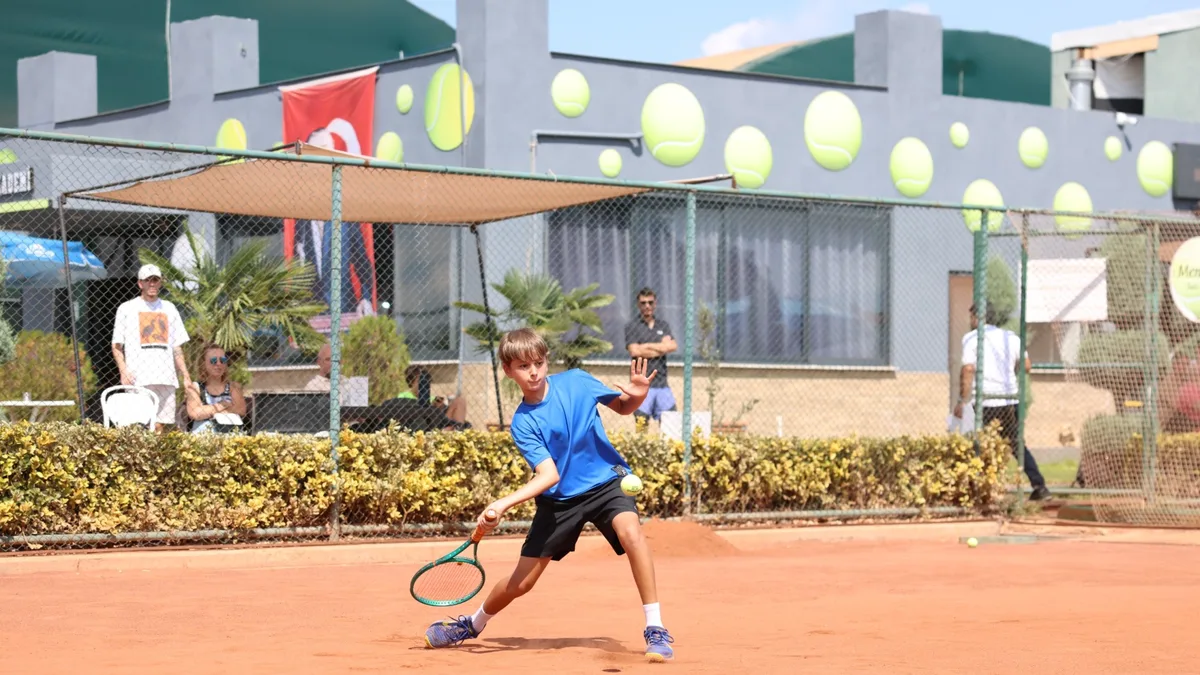 Nilüfer’de Zafer Bayramı coşkusu tenis kortlarına taşındı