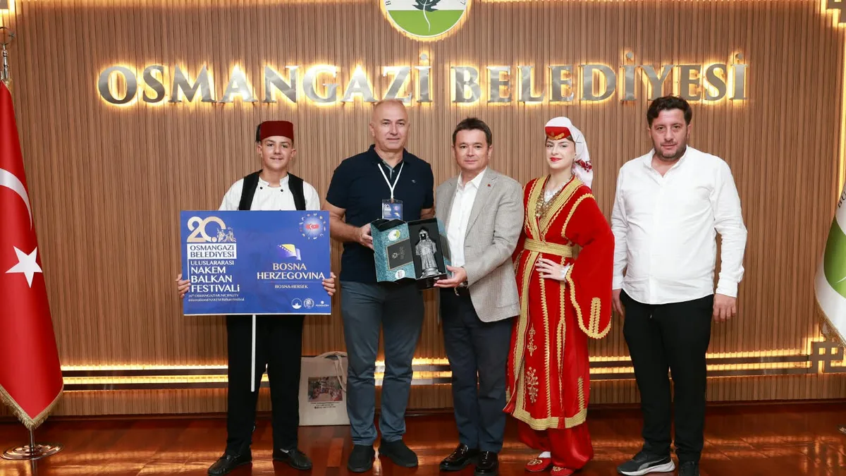 Osmangazi Belediye Başkanı Erkan Aydın, 20. Uluslararası NAKEM Balkan Festivali kapsamında Bursa’ya gelen Balkan heyetiyle belediyede bir araya geldi