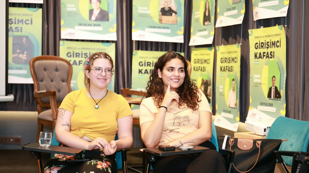 Osmangazi Belediyesi ile AIESEC iş birliğinde düzenlenen İngilizce Konuşma Kulübü’ne katılan gönüllü üniversite öğrencileri.
