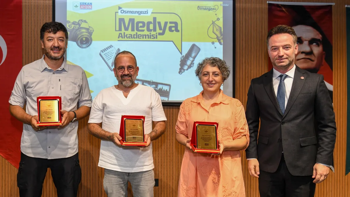 Osmangazi Medya Akademisi eğitimlerine katkı sağlayan konuklar, teşekkür plaketleriyle sertifika töreninde hatıra fotoğrafı çektirdi.