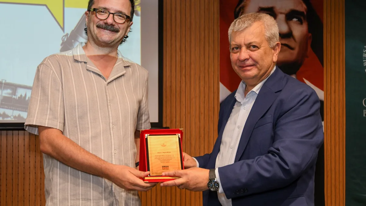 Osmangazi Medya Akademisi kapanış programında eğitimciye katkılarından dolayı teşekkür plaketi takdim edildi.