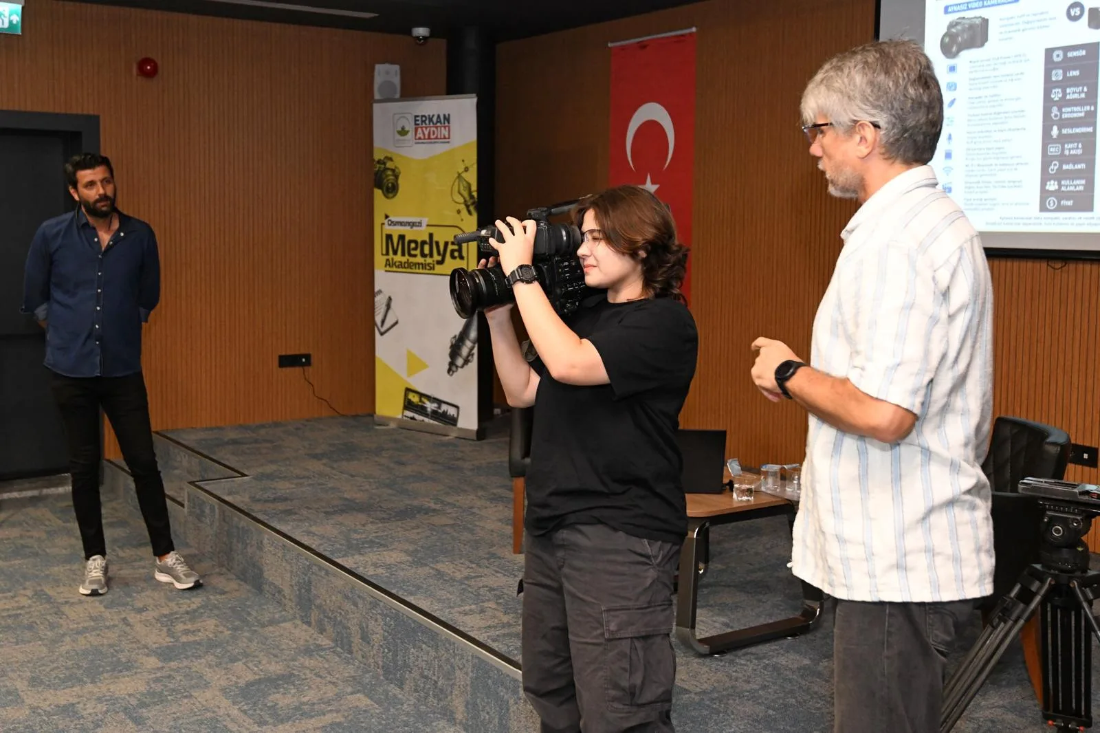 Osmangazi Medya Akademisi’nde katılımcı, görüntü teknikleri ve kameramanlık eğitimi kapsamında profesyonel kamera kullanımı üzerine uygulamalı eğitim alıyor.