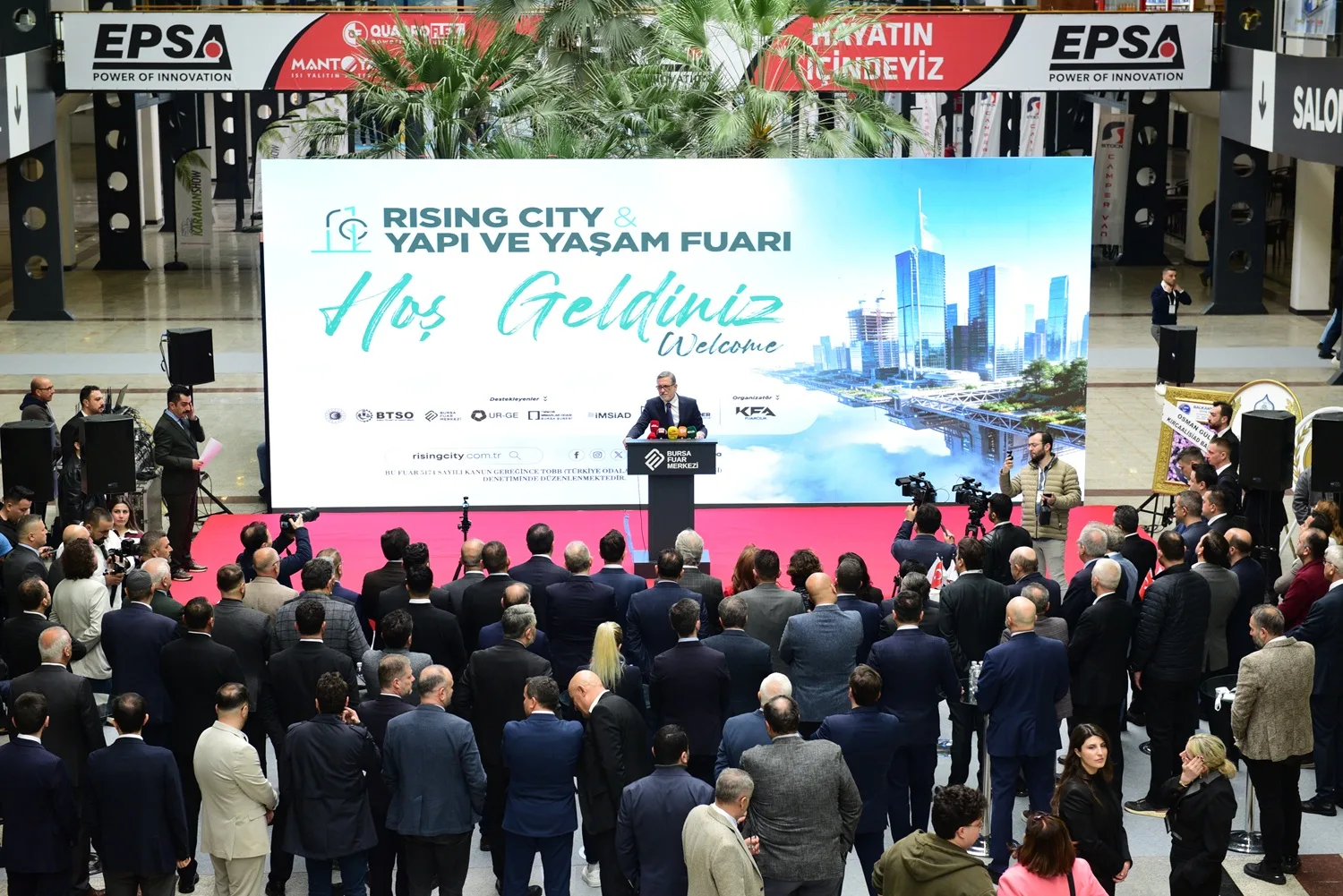 Rising City & Yapı ve Yaşam Fuarı’nın açılışında sektör temsilcileri ve davetliler Bursa Fuar Merkezi’nde bir araya geldi. Organizasyon, inşaat, gayrimenkul ve kentsel dönüşüm sektörlerini buluştu
