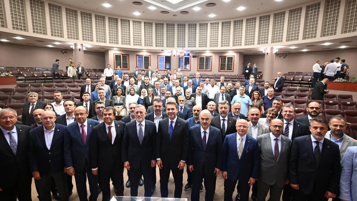 Toplantı sonrası topluca fotograf çekimi