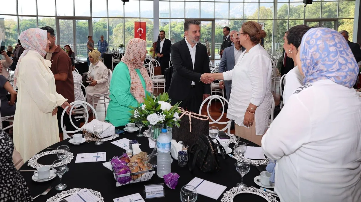 Üreten Kadınlar İstişare Toplantısı’nda belediye yöneticileri, kadın kooperatifleri ve dernek temsilcileriyle görüşerek talep ve önerilerini dinledi.