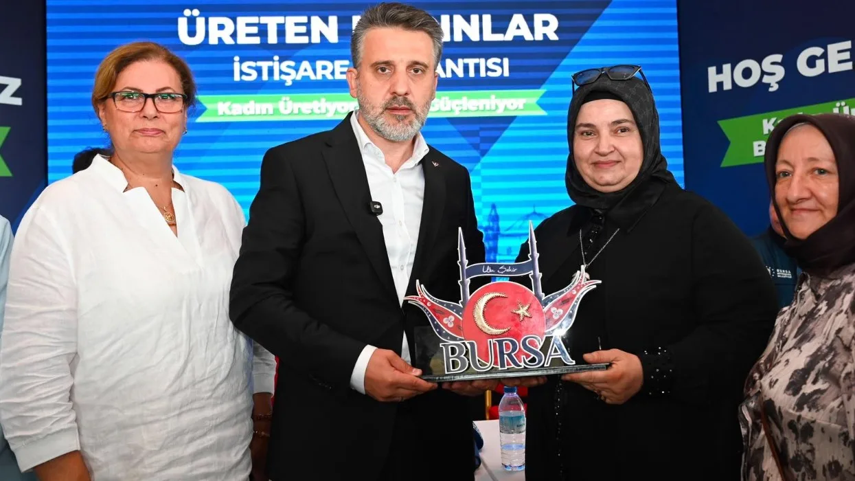 Üreten Kadınlar İstişare Toplantısı’nda kadın üreticiler tarafından Bursa temalı özel bir hatıra plaketi belediye temsilcisine takdim edildi.