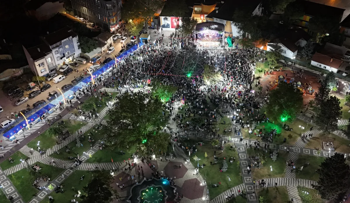 Yenişehir 11. Uluslararası Altın Biber Festivali’nde Osmangazi Millet Bahçesi’ni dolduran kalabalığın gece havadan görünümü