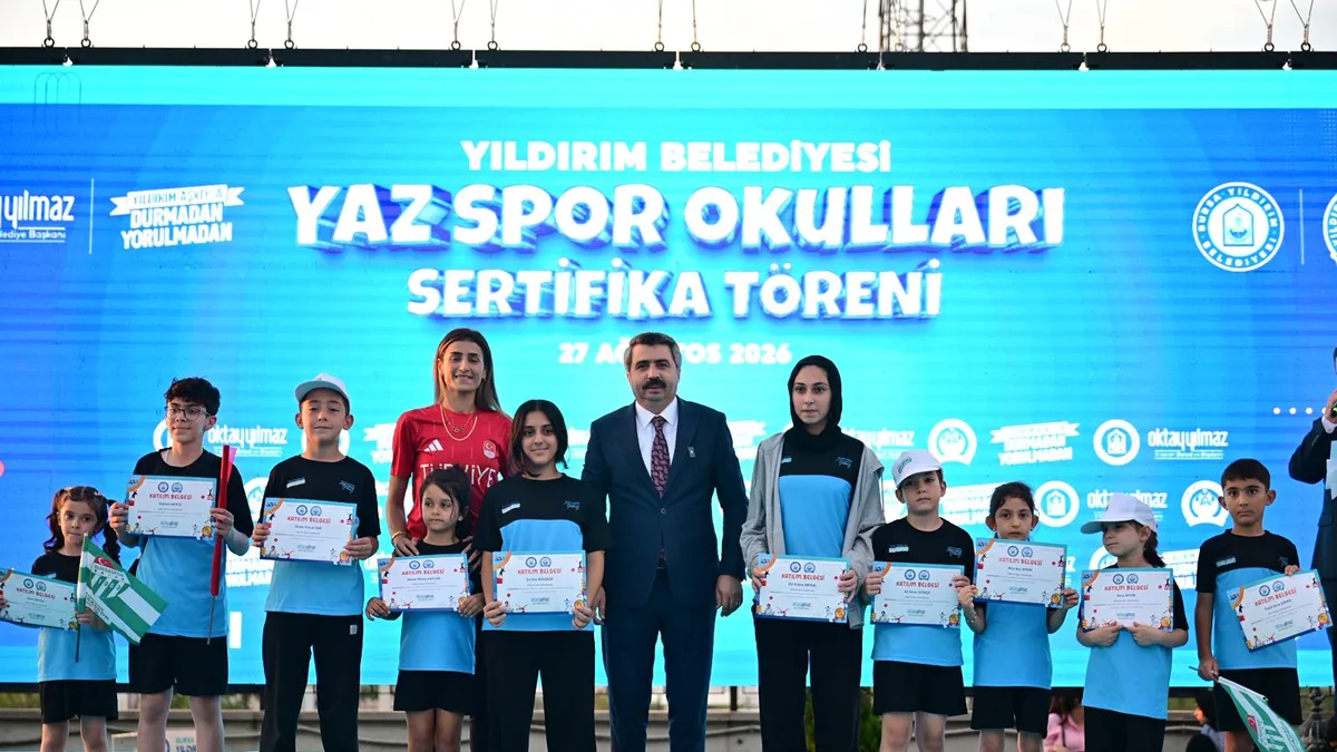 Yıldırım Belediyesi Yaz Spor Okulları’nı tamamlayan çocuklar, sertifikalarıyla birlikte törende hatıra fotoğrafı çektirdi.
