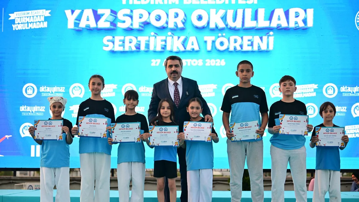 Yıldırım Belediyesi Yaz Spor Okulları sertifika töreninde çocuklar, katılım belgelerini alarak sahnede hatıra fotoğrafı çektirdi.