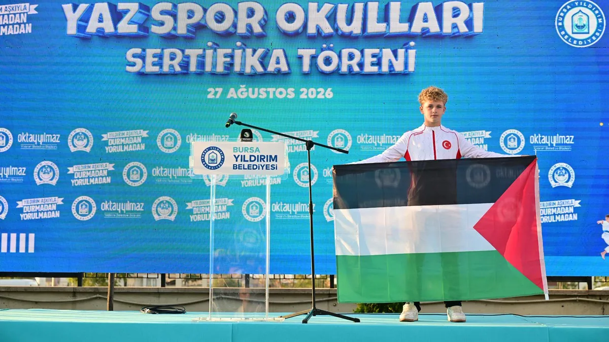 Yıldırım Belediyesi Yaz Spor Okulları sertifika töreninde genç sporcu, sahnede Filistin bayrağıyla yer aldı.