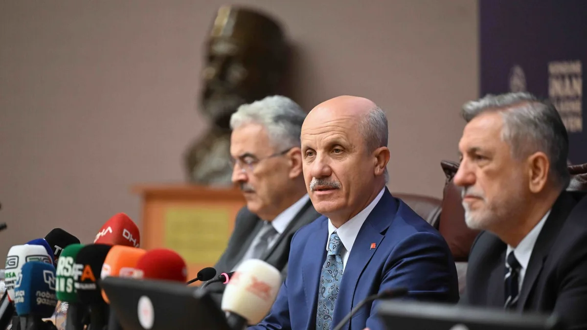 YÖK Başkanı Prof. Dr. Erol Özvar, BTSO’da düzenlenen üniversite sanayi iş birliği protokolü toplantısında açıklamalarda bulunuyor.