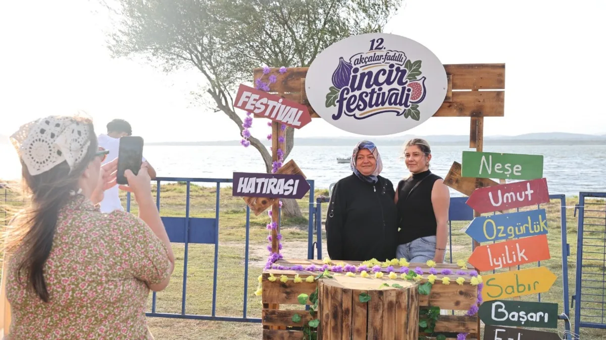 12. Akçalar Fadıllı İncir Festivali’nde siyah incir üreticileri, yarışmalar ve yöresel lezzetler Akçalar Göl Kıyısı’nda buluştu.