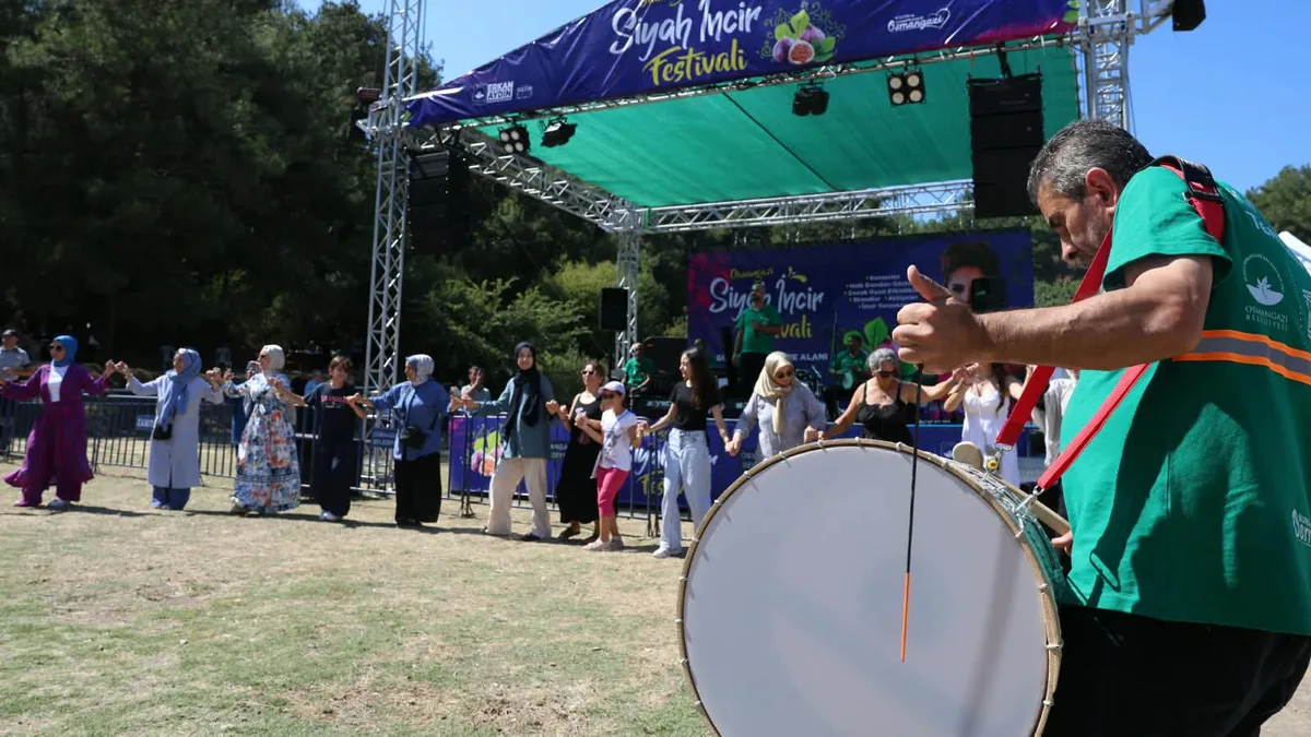 25. Osmangazi Siyah İncir Festivali’nde incir yarışması, halk dansları ve konserlerle Gündoğdu Mesire Alanı’nda renkli görüntüler yaşandı.