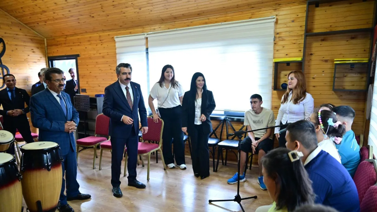 Başkan Oktay Yılmaz, 2026 2027 eğitim öğretim yılının ilk gününde Samanlı Özel Eğitim Uygulama Okulu’nu ziyaret ederek öğrencilerle bir araya geldi.