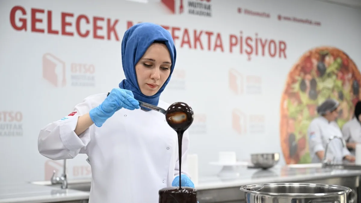 BTSO Mutfak Akademi’de kursiyerler, profesyonel mutfak eğitimlerinde uygulamalı çalışmalarla gastronomi alanındaki becerilerini geliştiriyor.