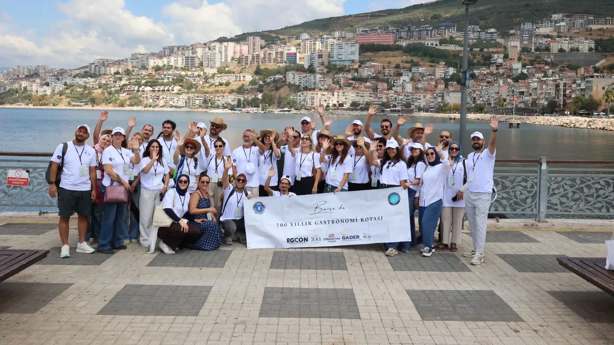 Bursa Deneyimsel Gastronomi Kongresi kapsamında düzenlenen 700 Yıllık Gastronomi Rotası’na katılan akademisyen ve sektör temsilcileri Mudanya sahilinde bir araya geldi.