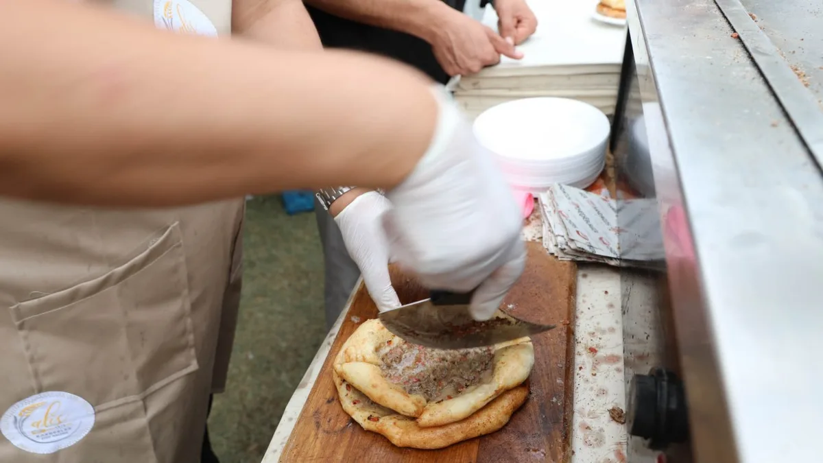 Bursa Gastronomi Festivali’nde kentin geleneksel lezzetleri ziyaretçiler için hazırlanıyor.