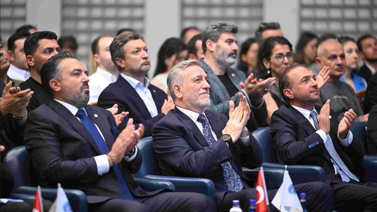 Bursa İş Dünyası Buluşması’na katılan iş dünyası ve sivil toplum temsilcileri, G20 Genç Girişimciler İttifakı Zirvesi öncesi değerlendirmeleri takip etti.
