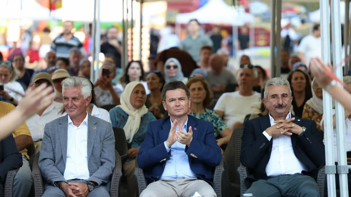 Bursa’nın dünyaca ünlü siyah inciri, Gündoğdu’da düzenlenen festivalde üreticiyle vatandaşı aynı sofrada buluşturdu.