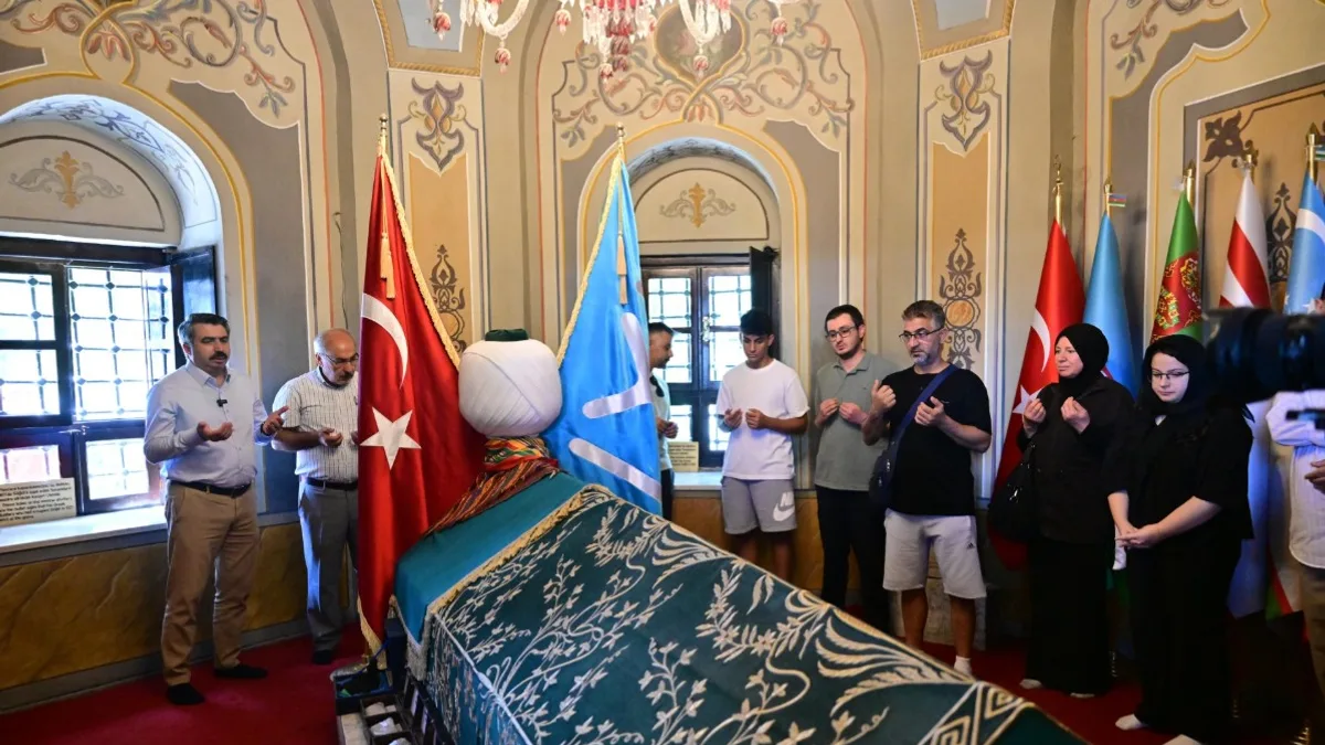 Bursa’nın fethinin 700’üncü yılı kapsamında düzenlenen tarihi fetih yolculuğunda katılımcılar önemli Osmanlı mirası noktalarında dua etti.