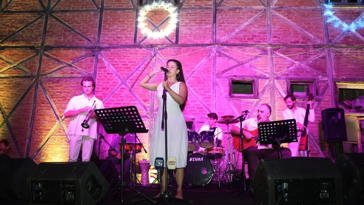 Ceren Toksöz ve Osmangazi Belediyesi Dünya Müzikleri Orkestrası, Romangal Tarihi İpek Fabrikası’nda Dünya Barış Günü konserinde sahne aldı.