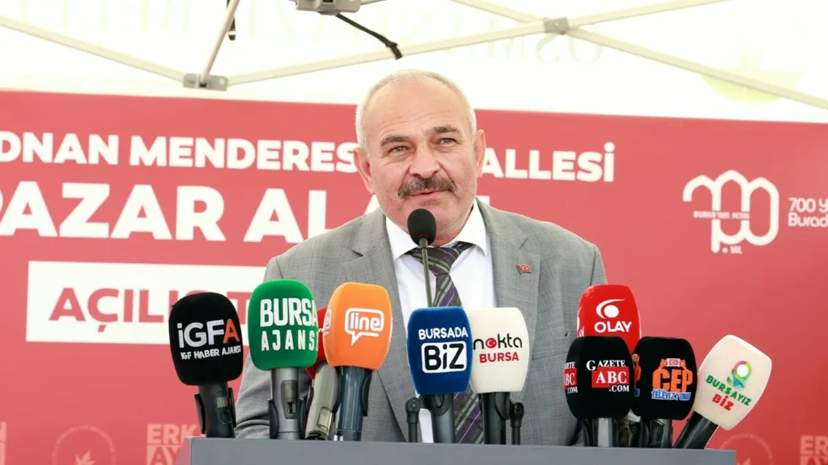 çılışta konuşan Yeni Parti Bursa Milletvekili Hasan Öztürk ve Pazarcılar Odası Başkanı Ahmet Refik Aksu, pazar alanlarının mahalle yaşamındaki önemine dikkat çekti.