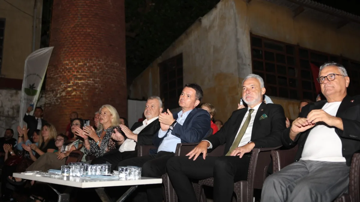 Dünya Barış Günü konserine katılan belediye yöneticileri ve davetliler, Romangal Tarihi İpek Fabrikası’ndaki müzik dinletisini izledi.