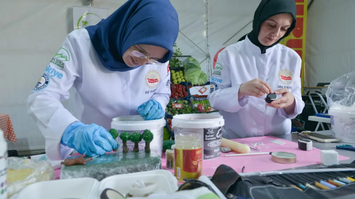 Festival alanındaki atölyelerde şefler, uygulamalı çalışmalarla gastronomi sanatının inceliklerini sergiliyor.