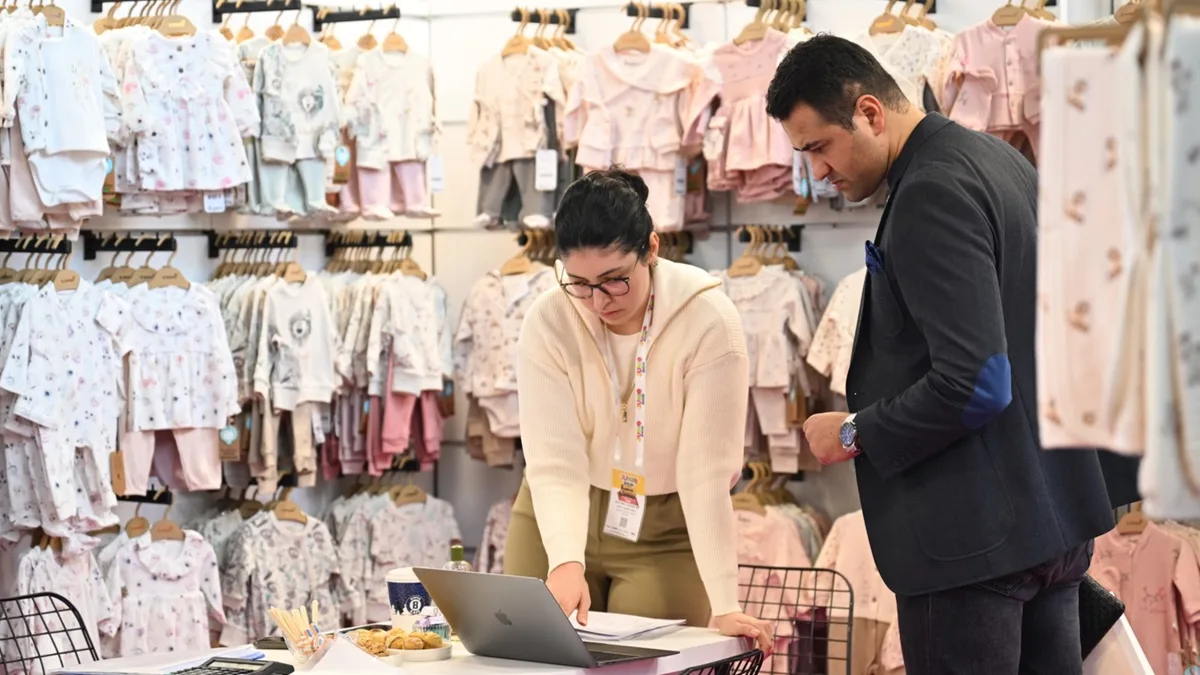Junioshow Bursa Fuarı’nda bebe ve çocuk hazır giyim koleksiyonları için gerçekleştirilen ticari görüşme.