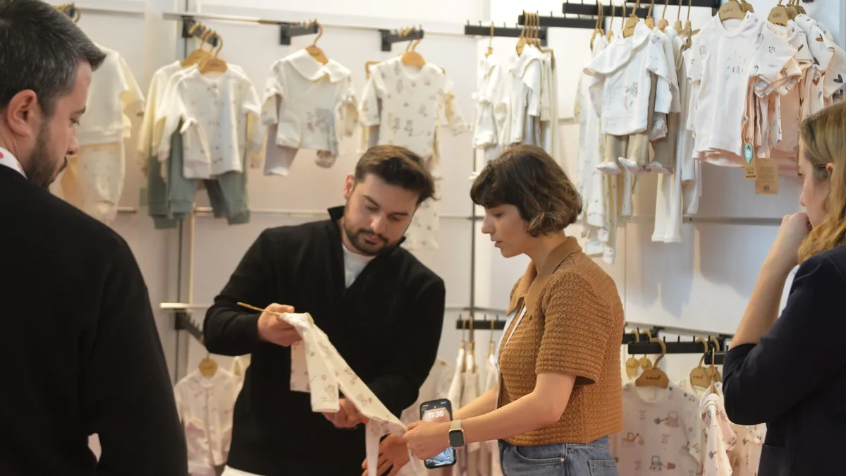 Junioshow’da katılımcı firma temsilcileri, bebe ve çocuk giyim ürünlerini profesyonel alıcılara tanıtıyor.