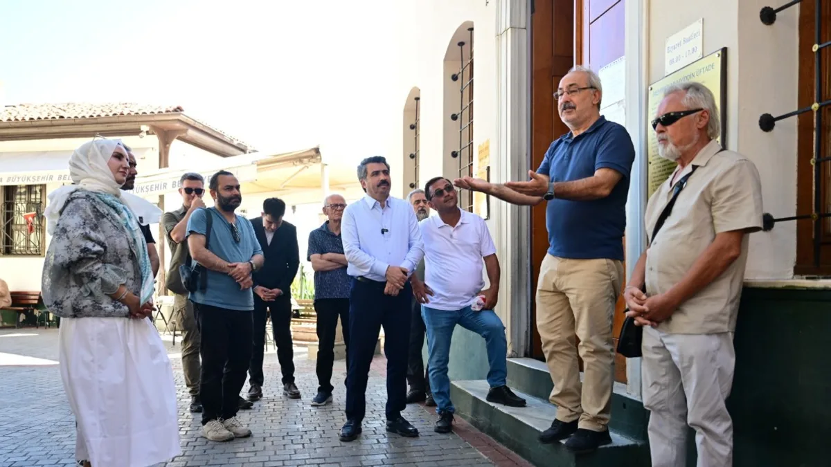 Kalemin İzinde Fetih Yolunda projesine katılan yazar ve akademisyenler, Bursa’daki tarihi yapıları uzmanların anlatımıyla yerinde inceledi.
