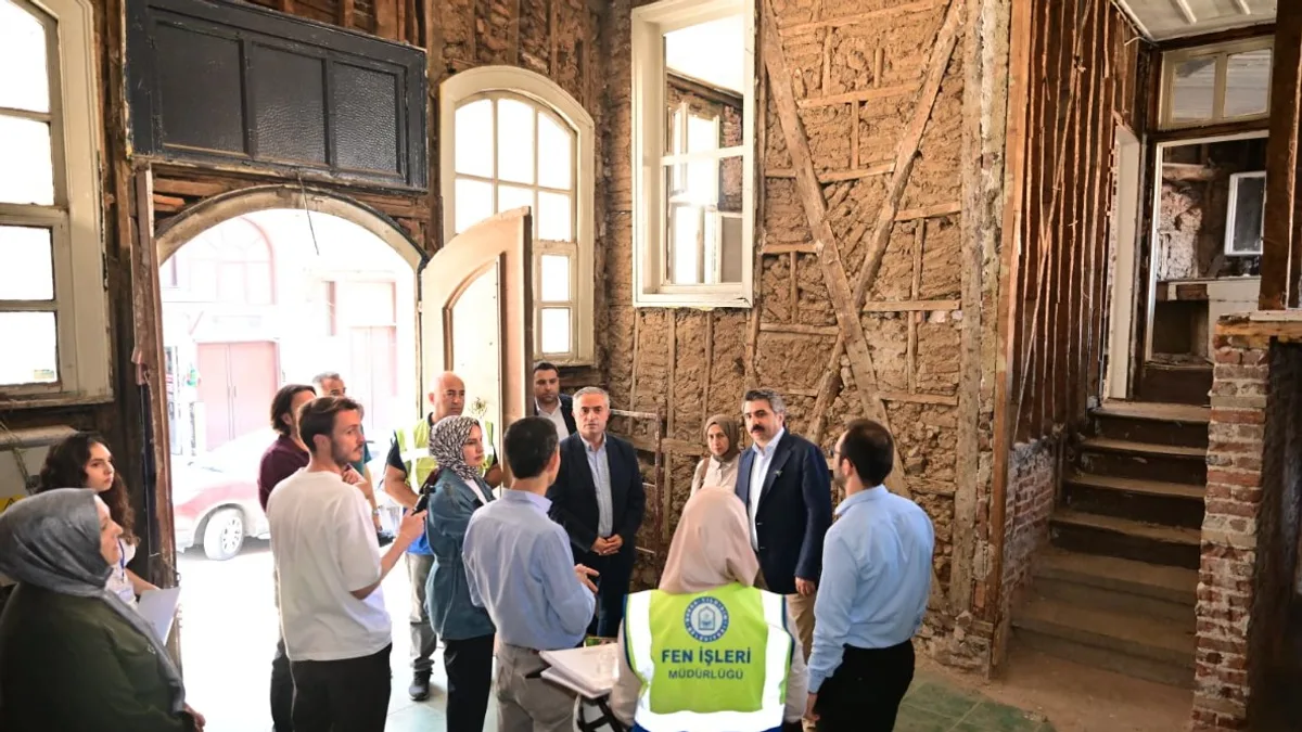 Oktay Yılmaz, Osman Şevki Uludağ Kütüphanesi’nde yürütülen restorasyon çalışmalarını inceledi