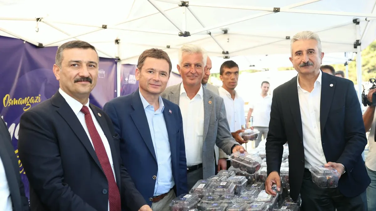 Osmangazi Belediye Başkanı Erkan Aydın, festival alanında vatandaşlarla bir araya gelerek siyah incir üreticisine destek çağrısını yineledi.