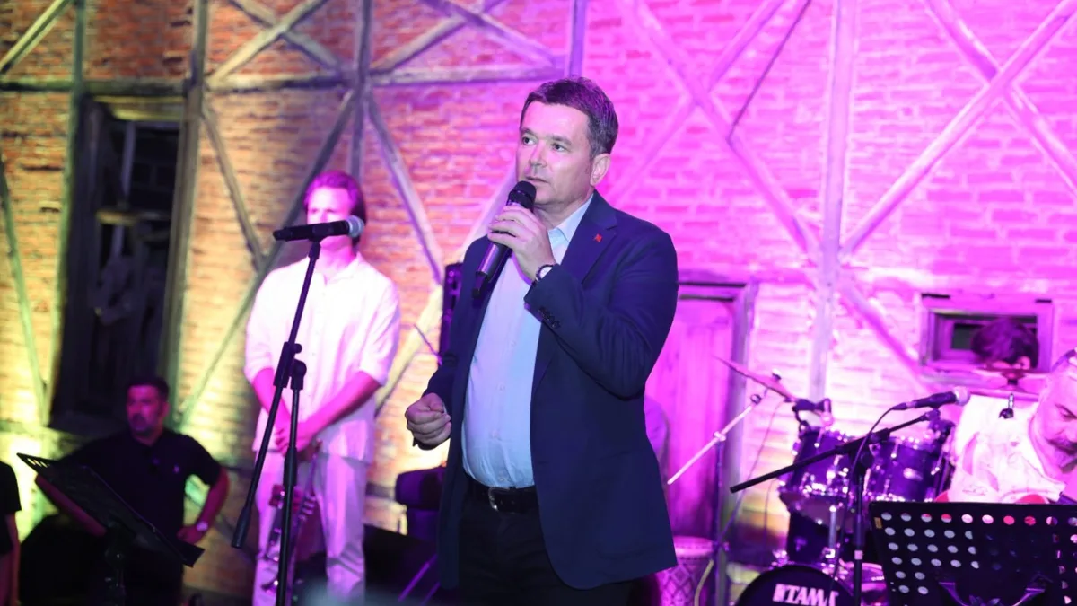 Osmangazi Belediyesi’nin Dünya Barış Günü etkinliğinde belediye yöneticisi, Romangal Tarihi İpek Fabrikası’ndaki konser öncesinde konuşma yaptı.