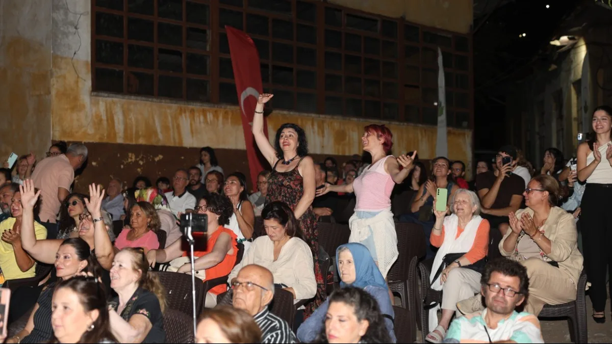 Romangal Tarihi İpek Fabrikası’nda Dünya Barış Günü konserini izleyen Bursalı müzikseverler, şarkılara alkışlarla eşlik etti.