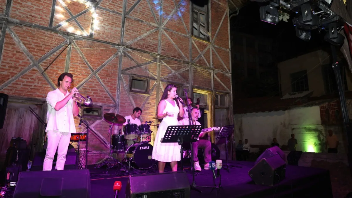 Romangal Tarihi İpek Fabrikası’nda düzenlenen konserde farklı coğrafyaların ezgileri Dünya Müzikleri Orkestrası eşliğinde seslendirildi.