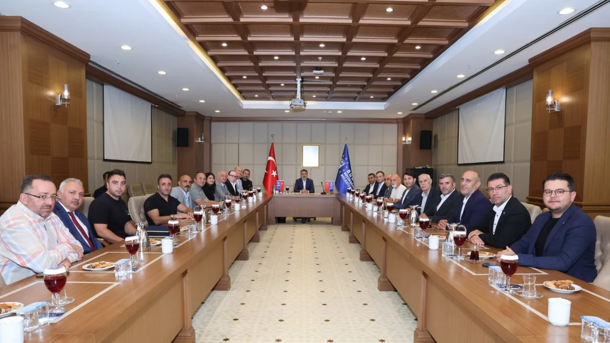 Şahin Biba, Artvin yöresinin hemşehri kuruluşları temsilcileriyle toplantı salonunda bir araya geldi.