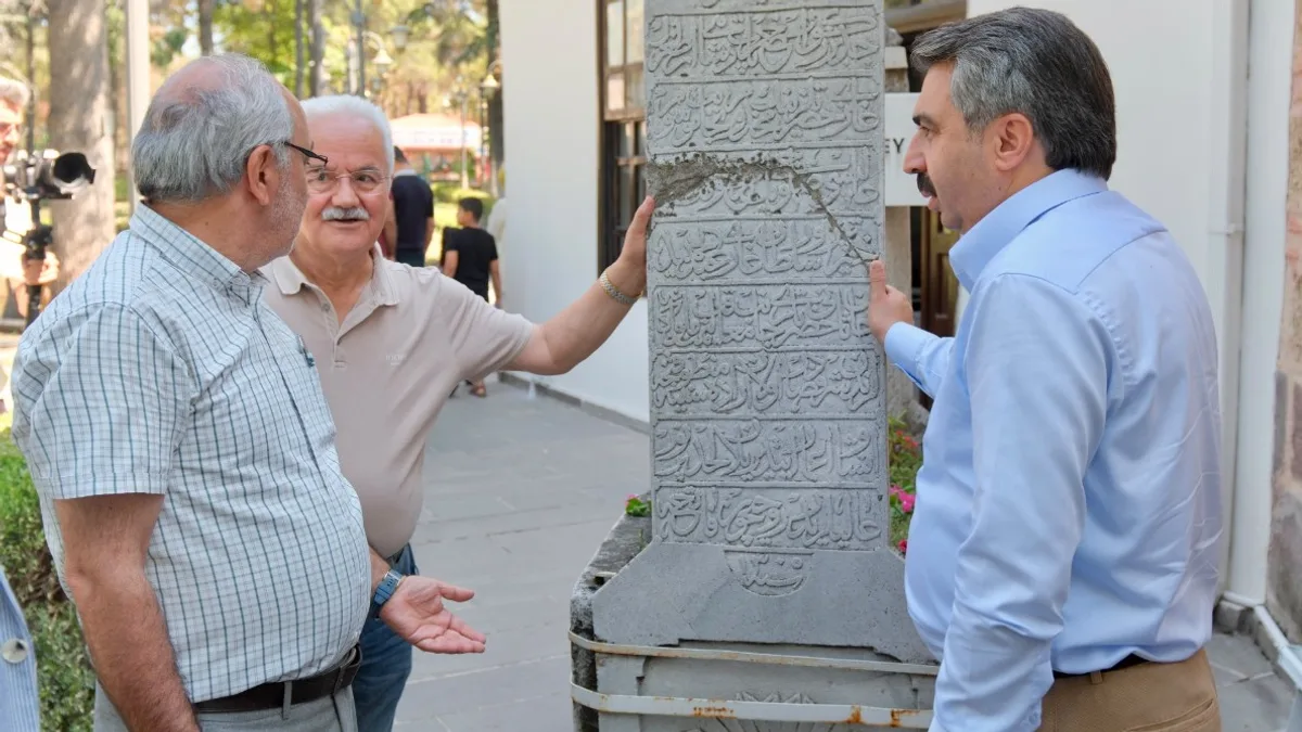 Yıldırım Belediyesi’nin fetih rotası programında akademisyenler, tarihi mezar taşı ve kitabeler hakkında katılımcılara bilgi verdi.