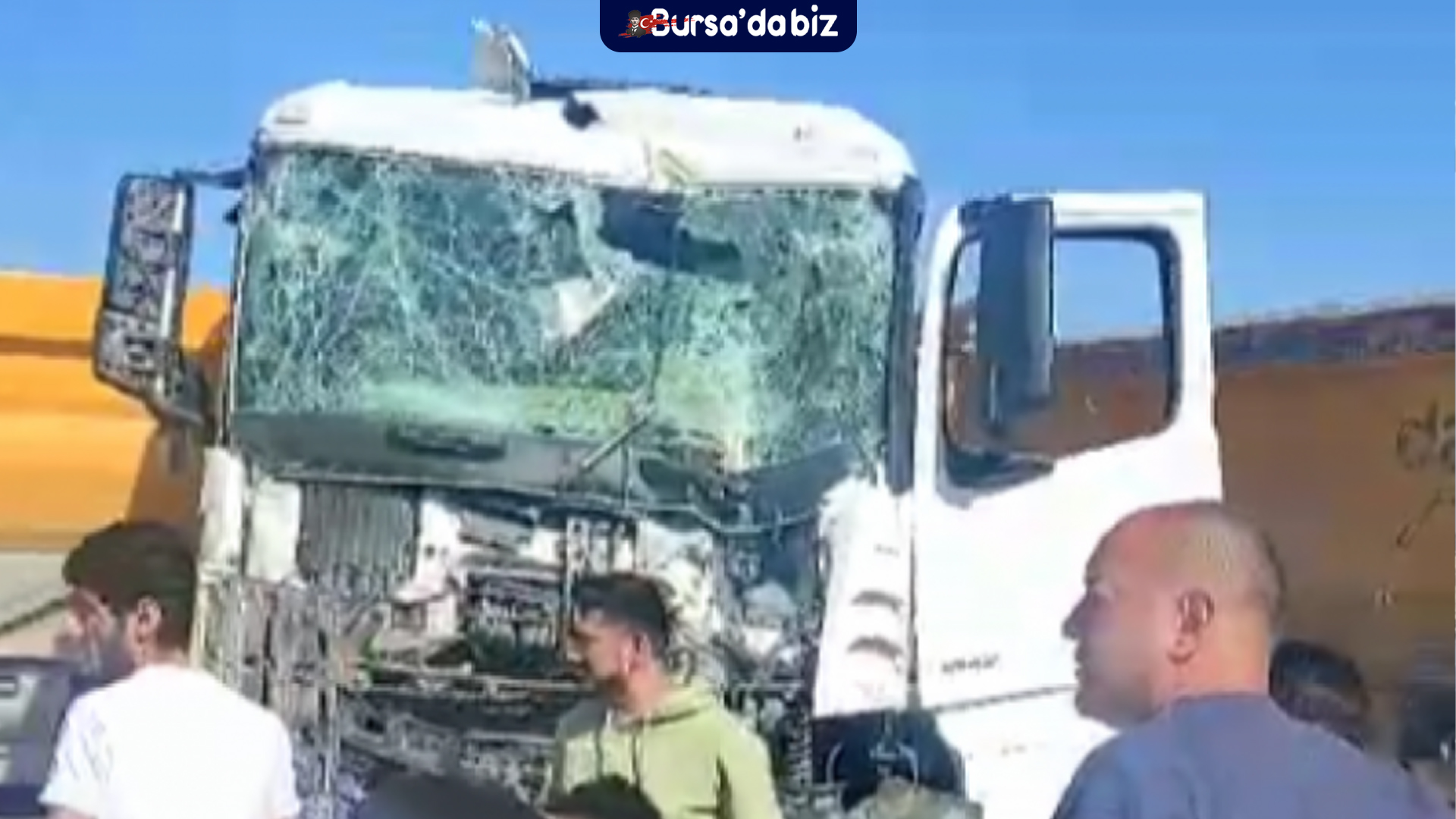 Bursa Nilüfer’de iki kamyon kafa kafaya çarpıştı: 1 Ağır yaralı