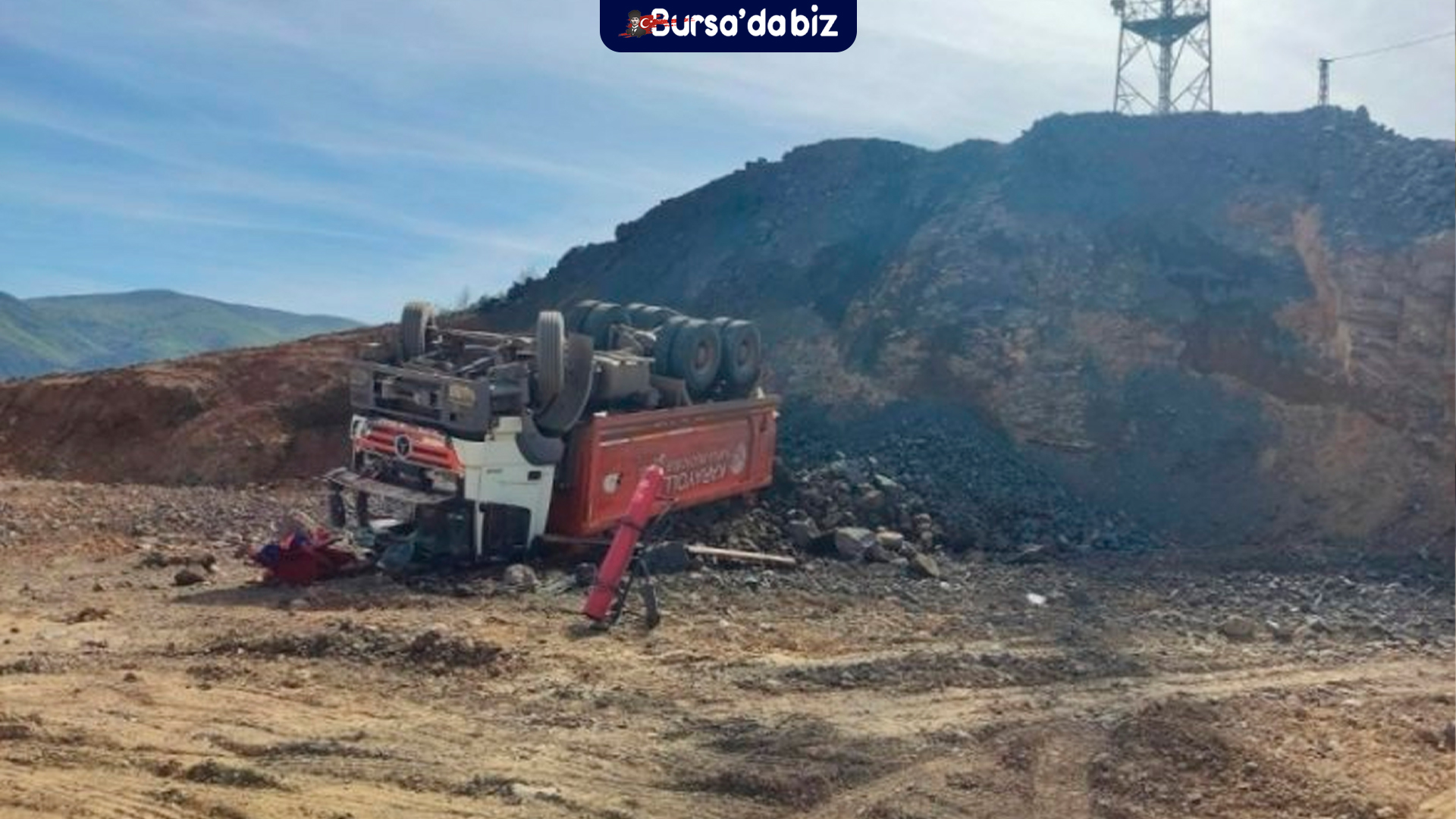 Bursa Orhangazi’de hafriyat kamyonu şarampole yuvarlandı