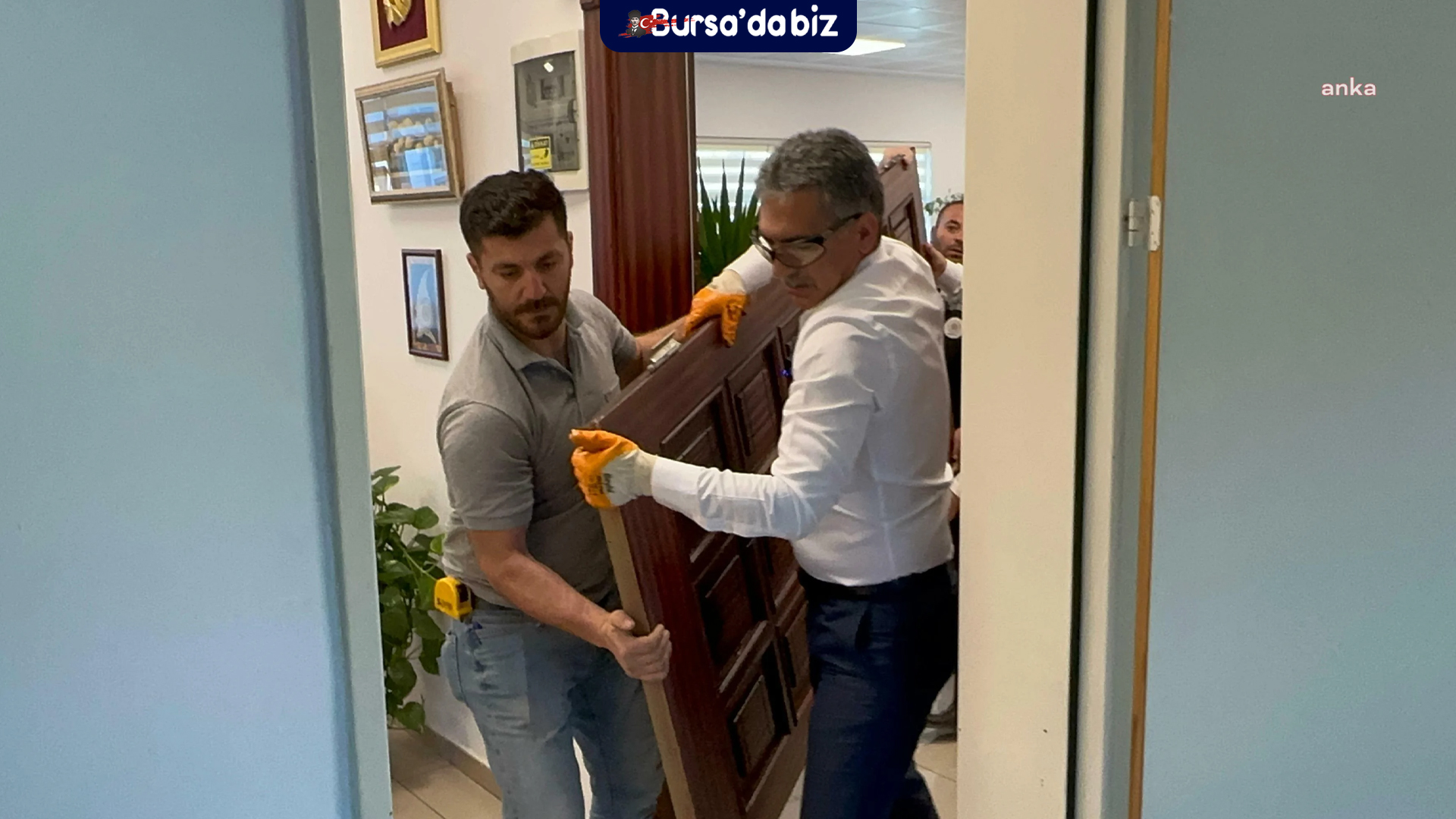 Gemlik Belediye Başkanı Şükrü deviren kapıyı söktü