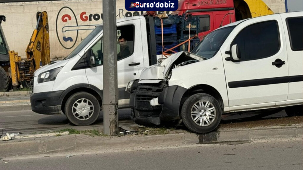 Gürsu’da telefonla oynayan sürücü elektrik direğine çarptı