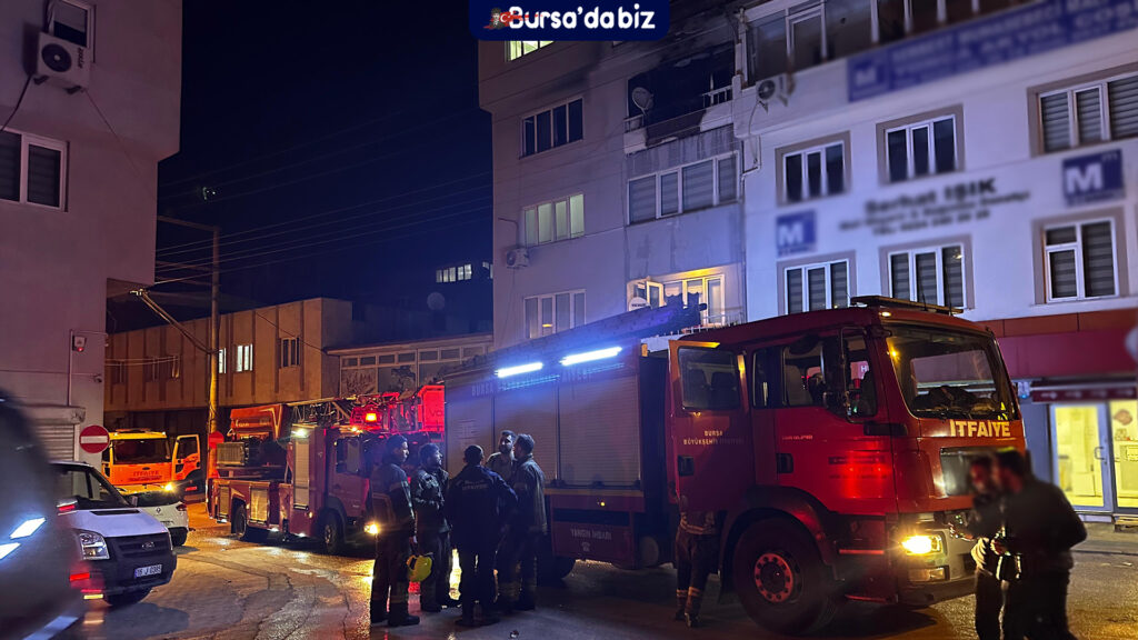 Bursanın Osmangazi ilçesi Bağlarbaşı Mahallesindeki bir apartmanın üçüncü katında çıkan yangın korku dolu anların yaşanmasına neden oldu