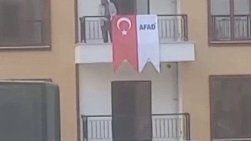 Adıyaman’da deprem konutlarından Türk bayrağını atanlar tekrar gündem oldu