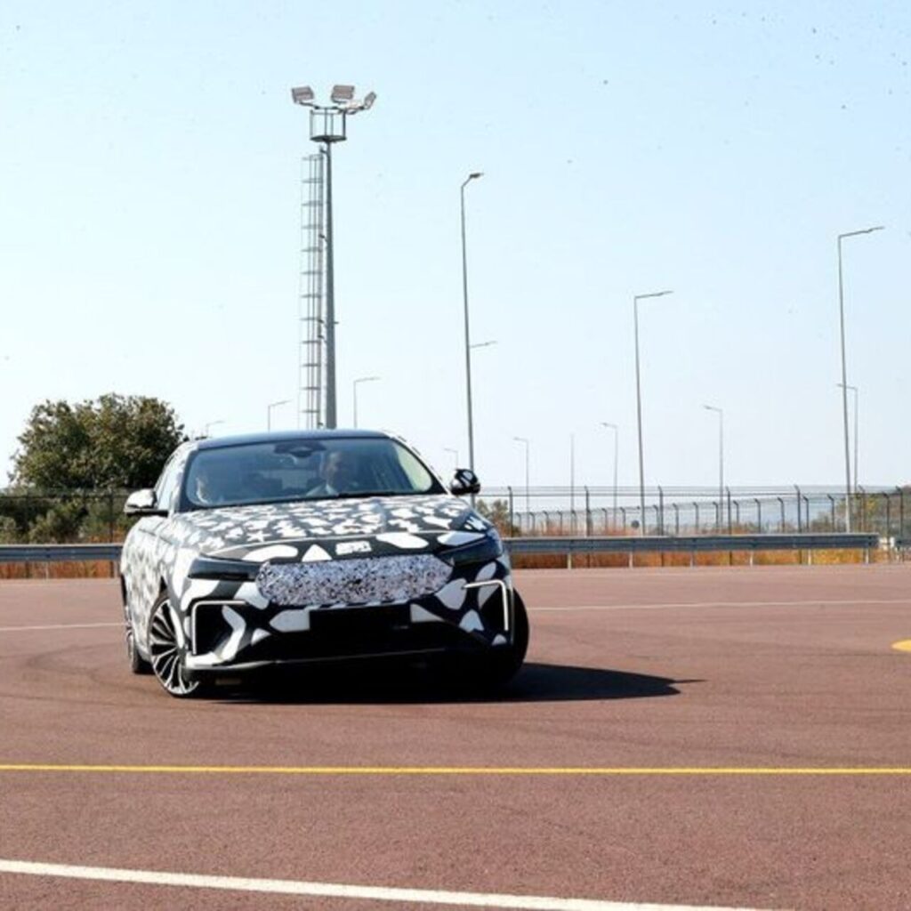 Bakan Kacır Togg’un sedan modelini test etti