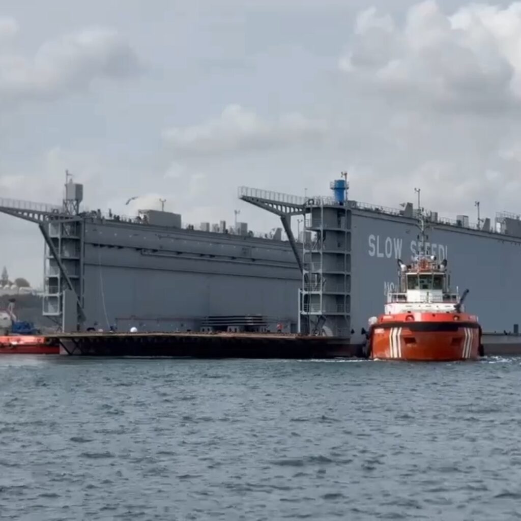 Boğazda dev yüzer havuz!